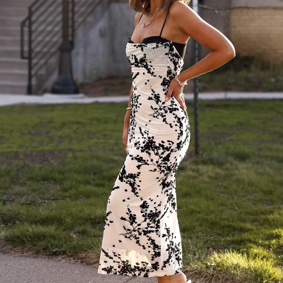 Elegant Black and White Floral Dress - Picture 3 of 4